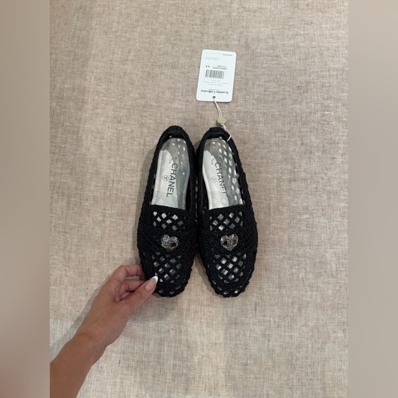 New with box CHANEL Black Crochet Loafers with Heart interlocking, size 37,5 - Picture 14 of 16